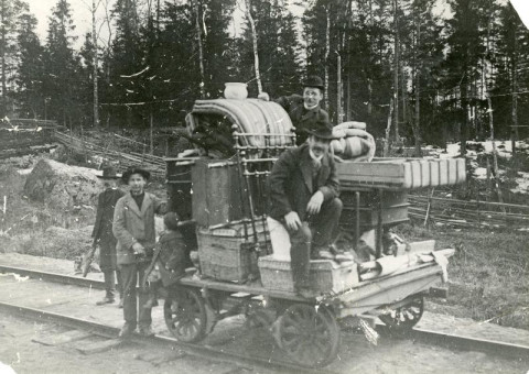 Muuttokuorma pumppuresiinalla v. 1905